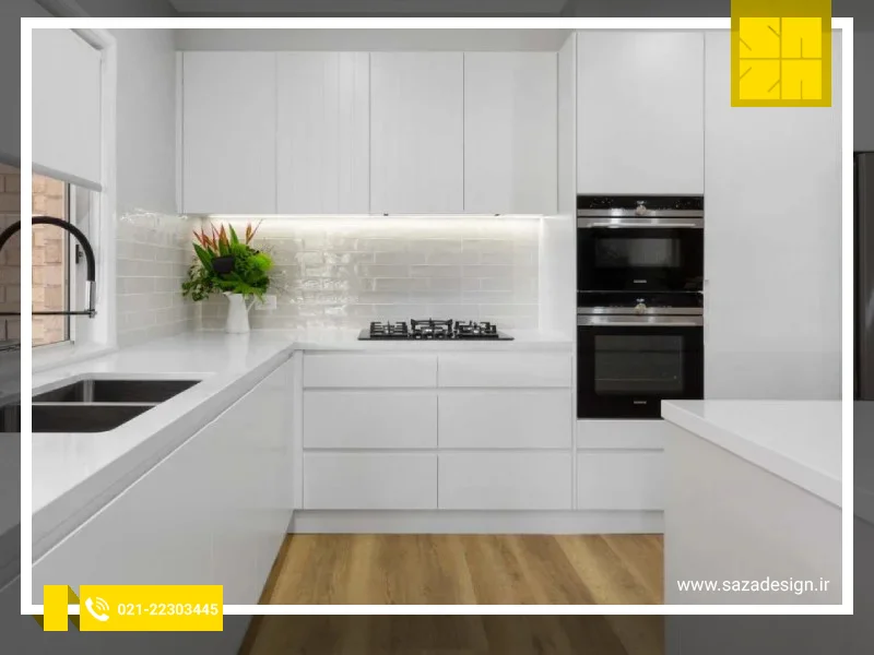 کابینت‌های گلاس مدرن سفید رنگ نمایی فوق‌العاده به آشپزخانه می بخشد